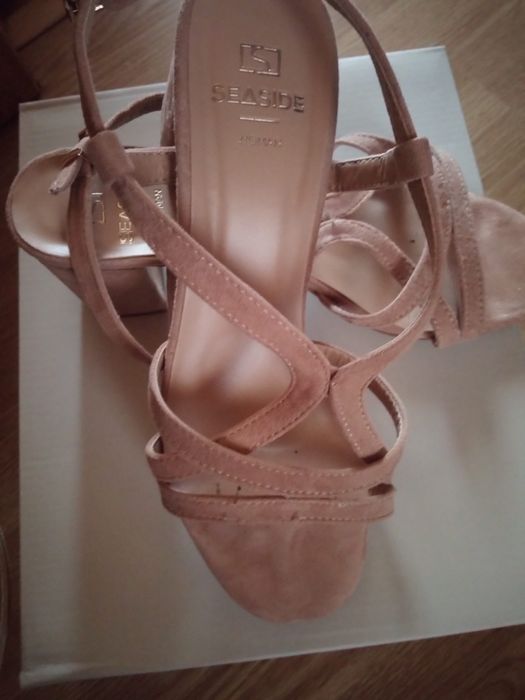 Sandália muito  elegante nude