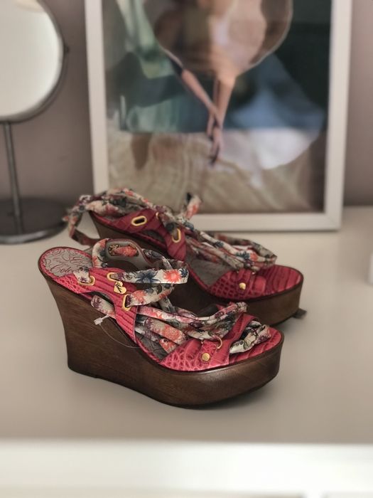 Sandálias chiques com salto, da marca Colcci.