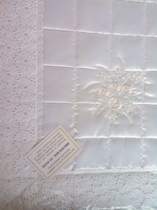 Edredão ou Colcha branca em cetim + 2 almofadas