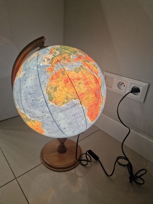 Lampka globus z drewnianą podstawą