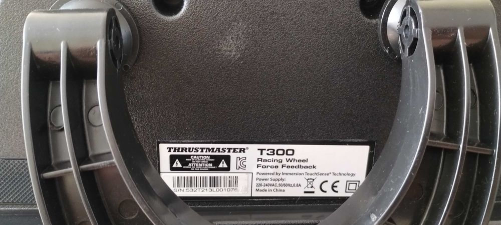 Kierowca thrustmaster t300 ze sprzężeniem zwrotnym oraz stojak na kierownicę i pędały