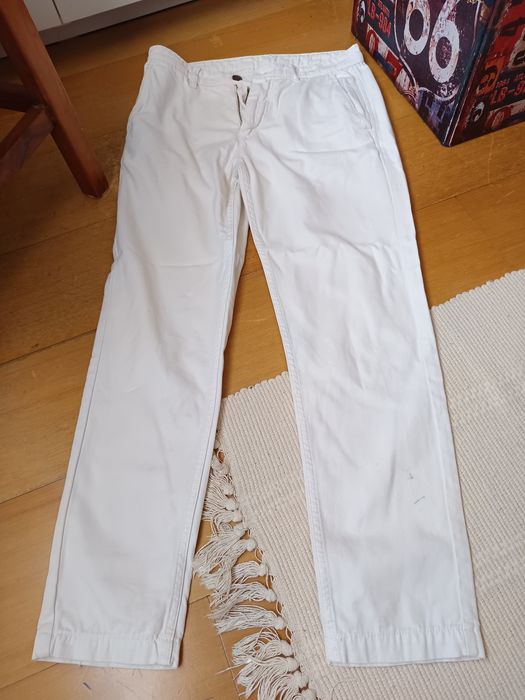Vende as calças brancas de bom estado