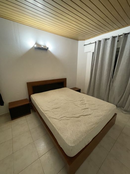 Cama com colchão e criado mudo