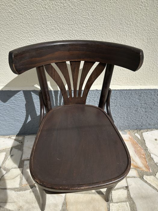 Conjunto de 18 cadeiras de madeira