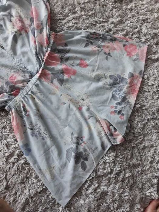 Piękny lekki kombinezon krótki 44
