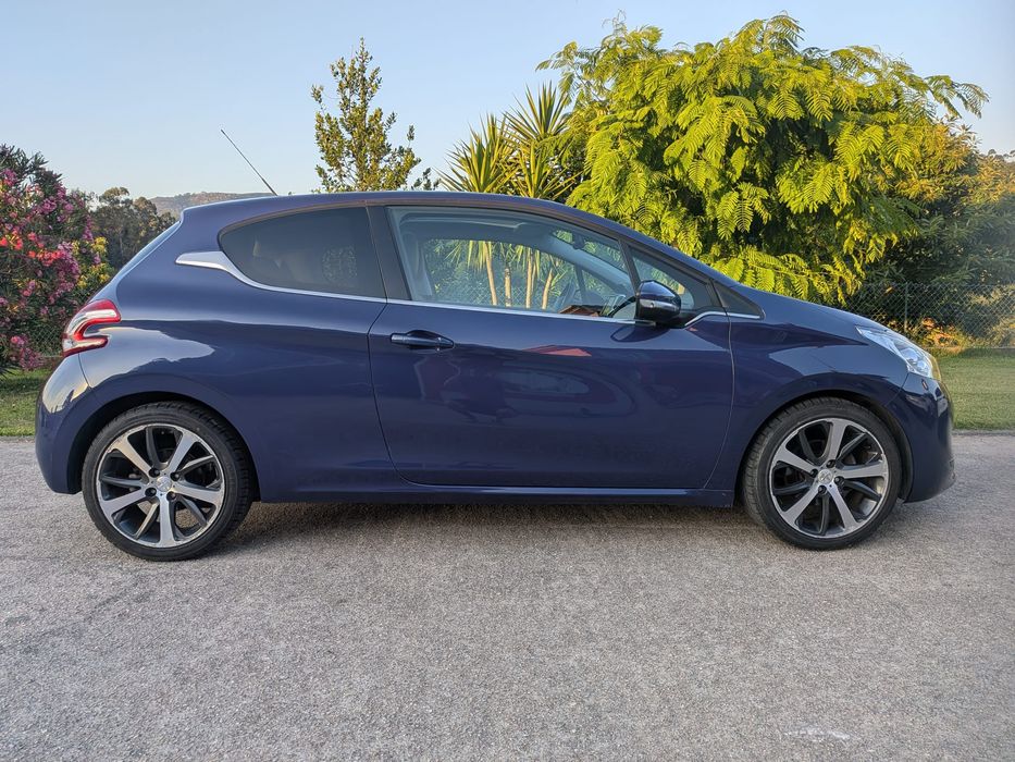 Peugeot  208 boa oportunidade carro com muito extras linha desportiva