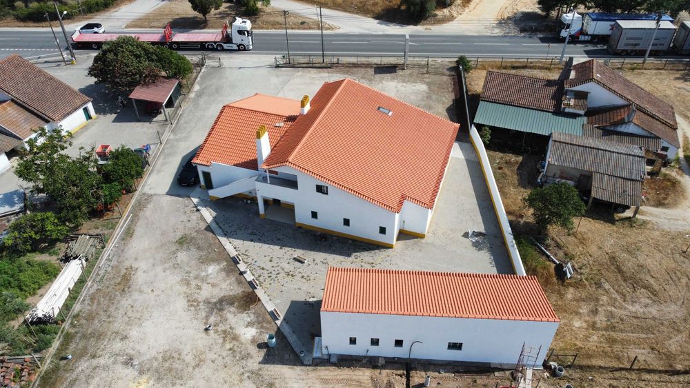 Espaço comercial e habitação com terreno
