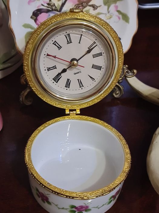 Porcelanowe puzderko,  zegarek