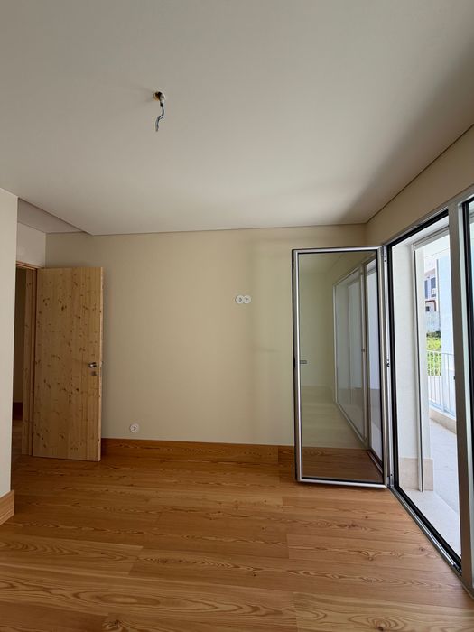 À venda de Moradia geminada em rua Norberto Lopes, 179