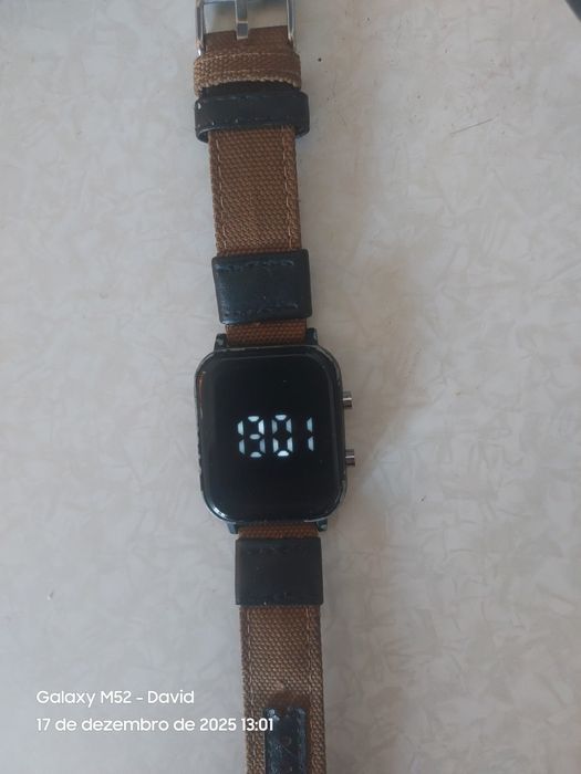 Relógio digital com ecrã