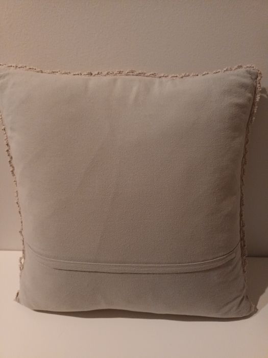 Três almofadas cinza claro