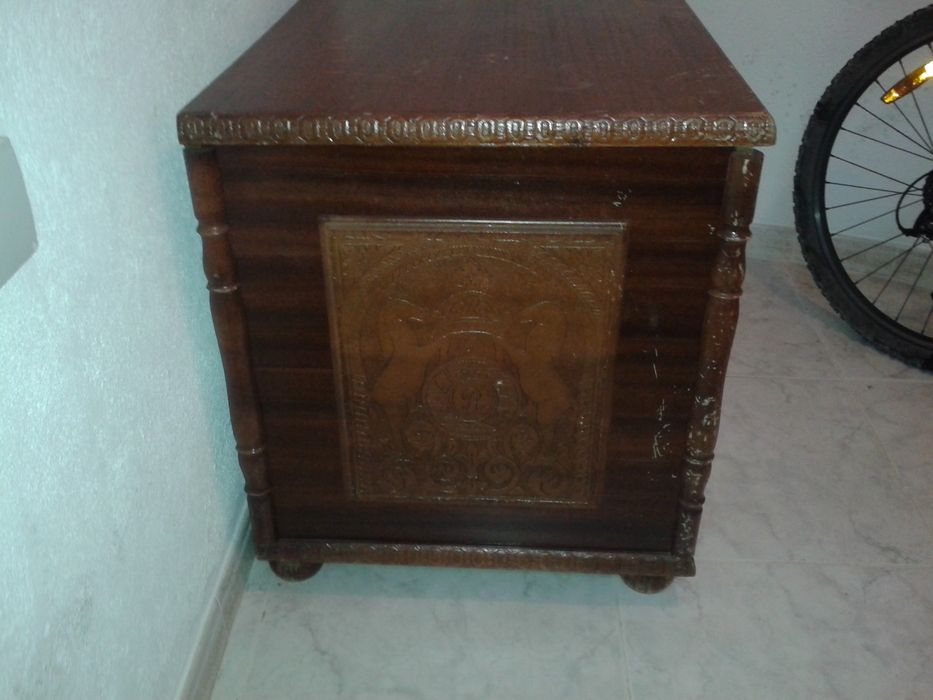 Arca de madeira.