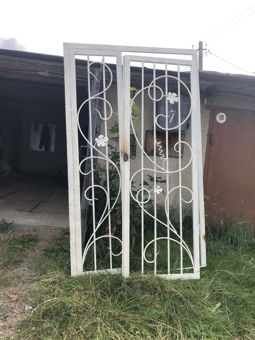 Решітка з дверима для дачі або балконних дверей