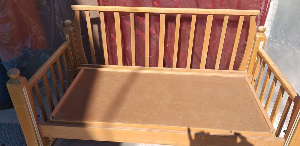 Cama de bebé de madeira