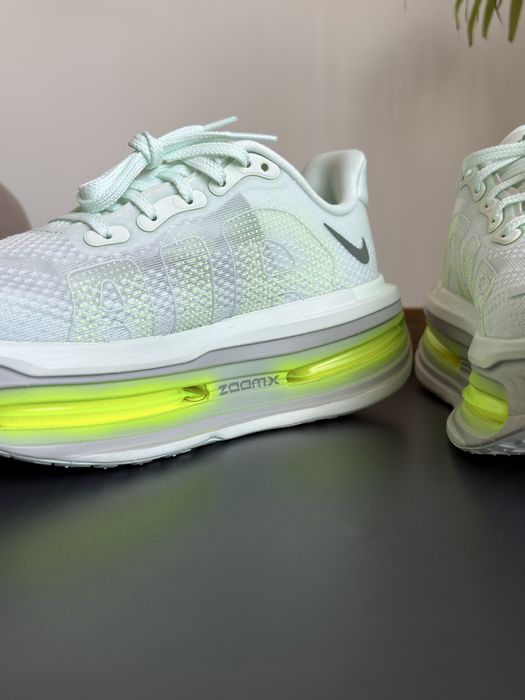 Nike Vomero Premium оригінал кросівки жіночі бігові розмір 40 (25см) нові HQ2050-300