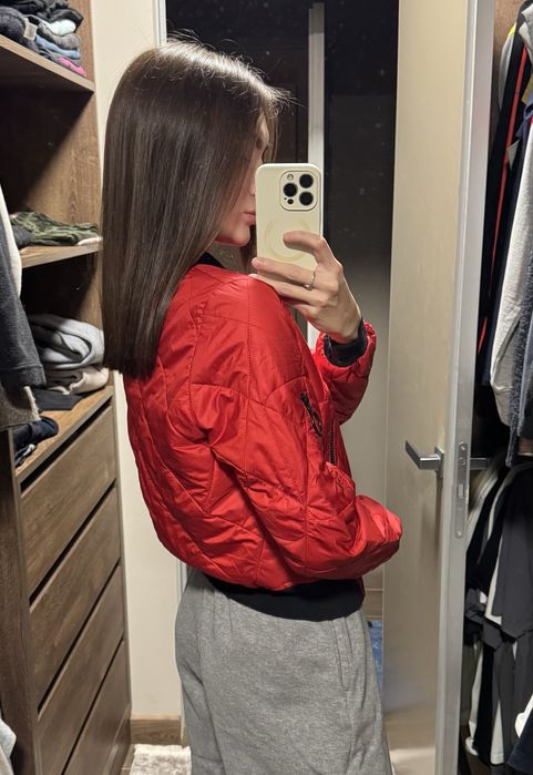 Червона куртка бомбер