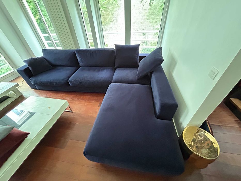 Sofá BoConcept em veludo azul noite