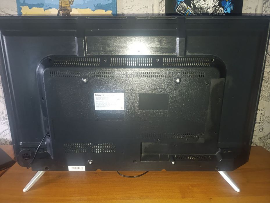 Продам телевизор BRAVIS LED-43E6000 Smart + T2