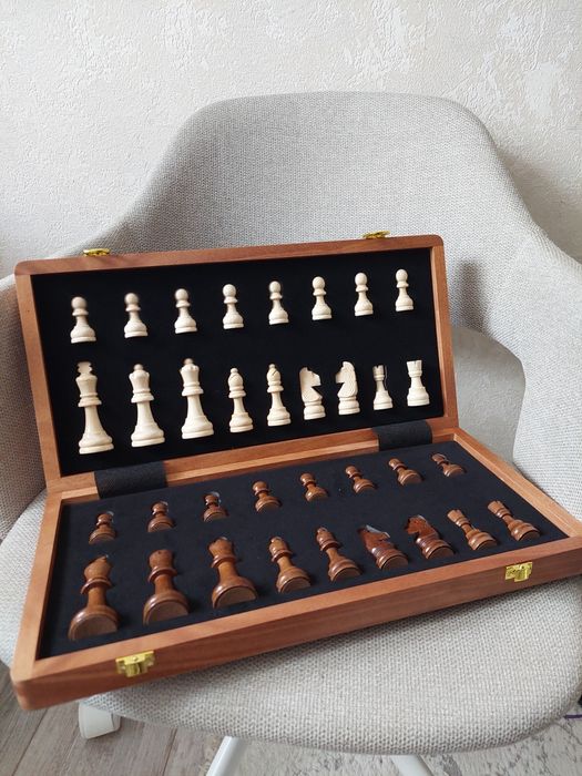 Шахмати дерев'яні, нові. Розмір дошки 39×39 см