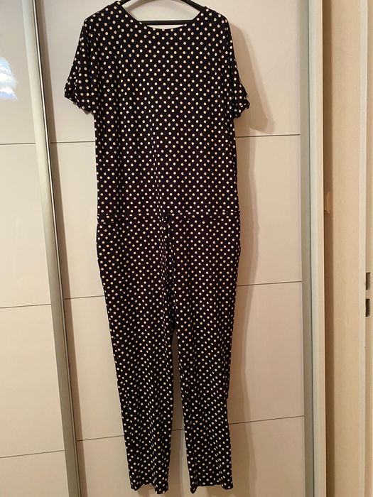 Czarny długi kombinezon w kropki