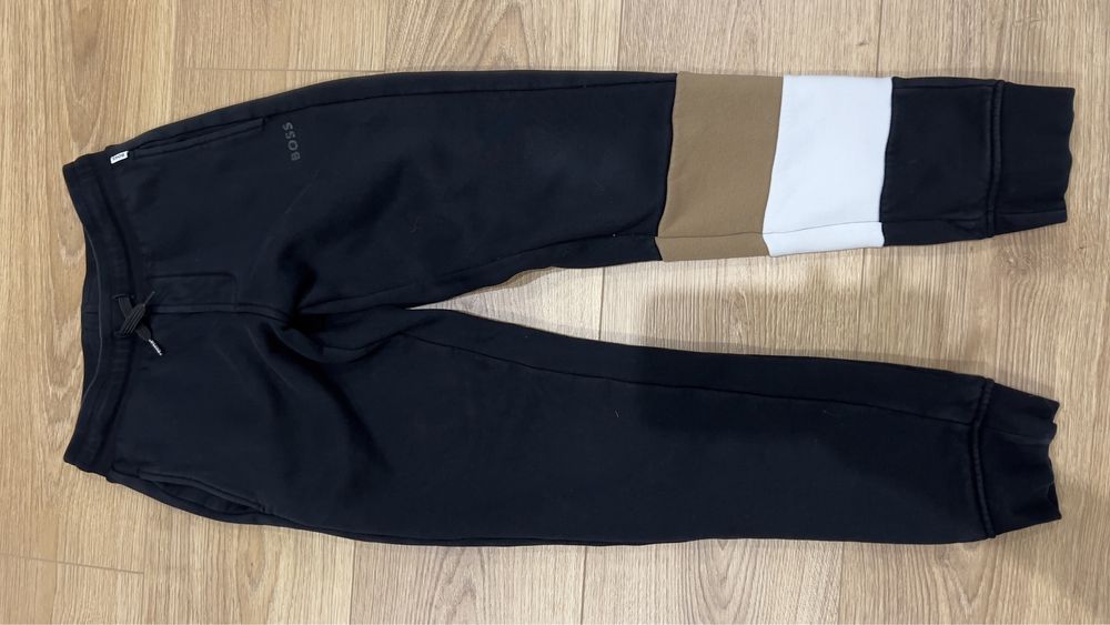 Dres Hugo Boss r 138