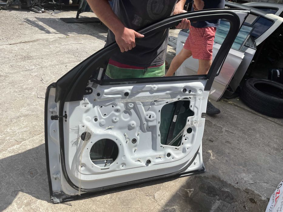 двері передні ПРАВІ для Audi A8 D4 2009-18 ДЕФЕКТ