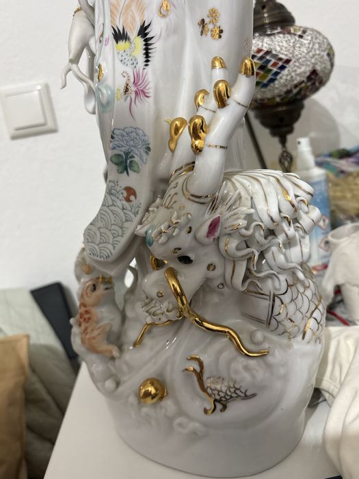 Estatueta chinesa em porcelana – Guanyin – grande e detalhada