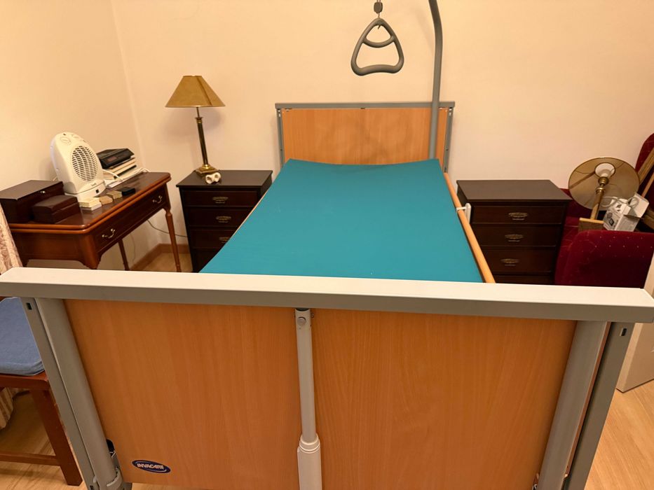 Cama articulada com colchão em excelente estado