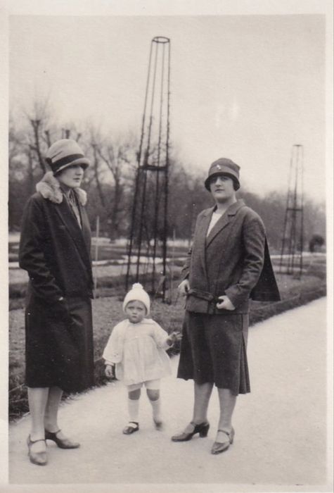 Foto RARA anos 20s Retrato de Família em Parque com Clássicos Chapéus Cloche