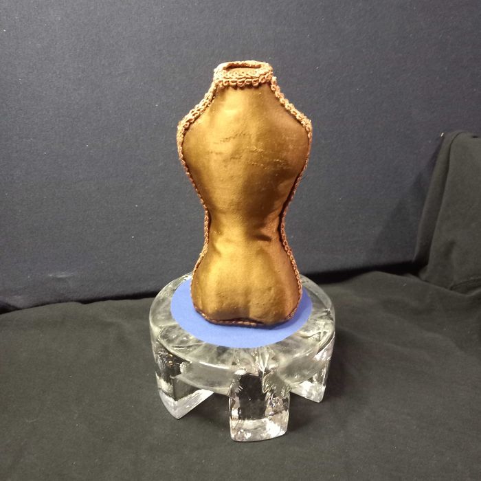 Busto em madeira e missangas