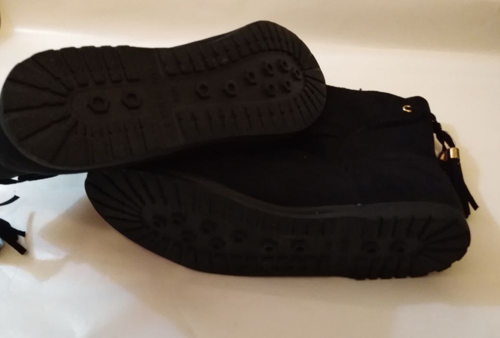 SALDOS Botas de senhora camurça, sem salto.