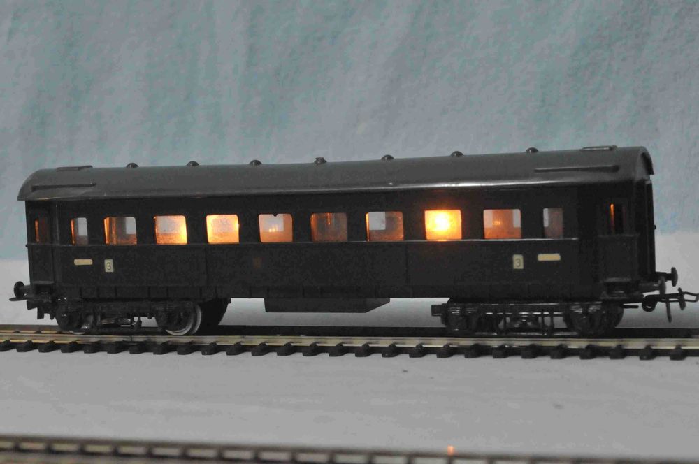 Carruagem de passageiros marca Schicht HO com iluminação interior