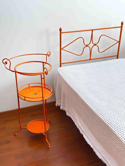 Venda Urgente - CAMA muito Antiga de Ferro maciço + Apoio LAVATÓRIO