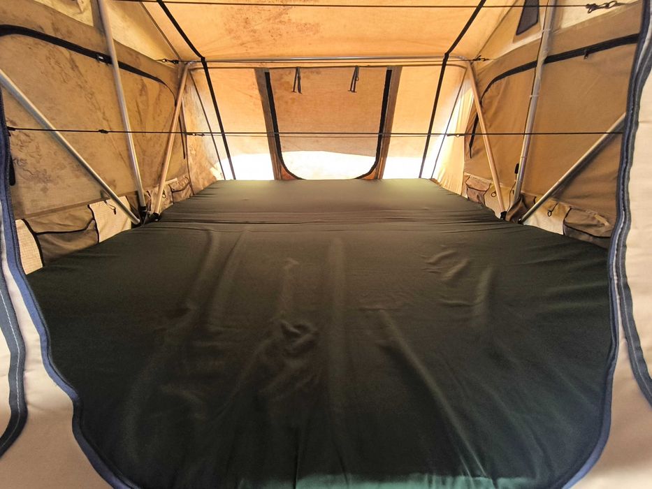 Atrelado camper com tenda de tejadilho