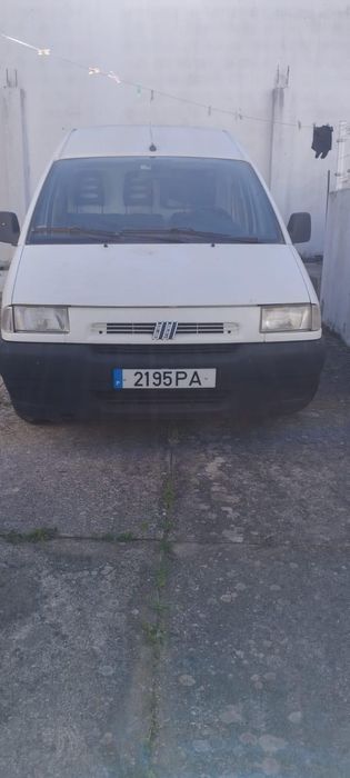 Carrinha com material de construção para despachar