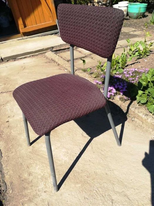 krzesło na metalowej podstawie