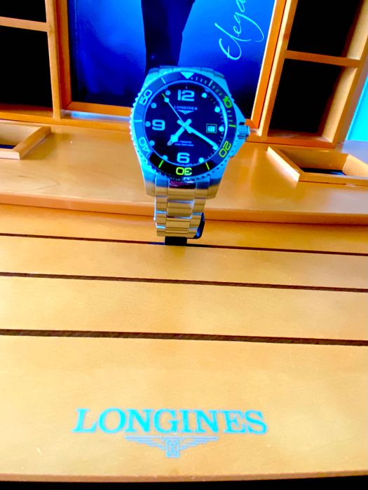 Ekspozytor, duży Longines.