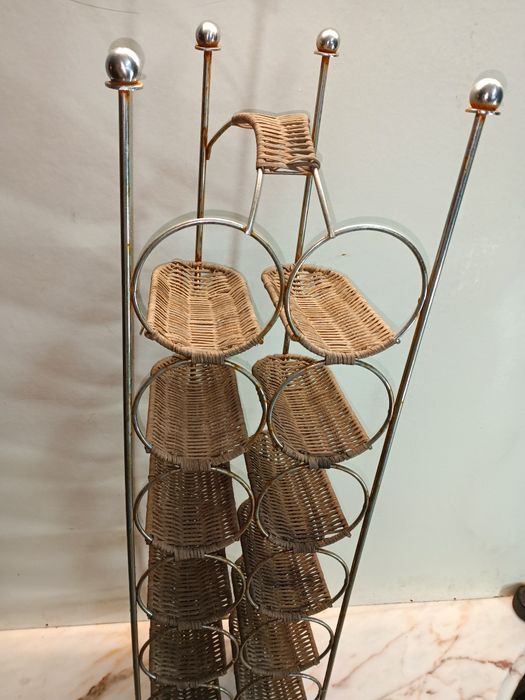 Garrafeira capacidade 12 garrafas com estrutura metálica e cestos em v