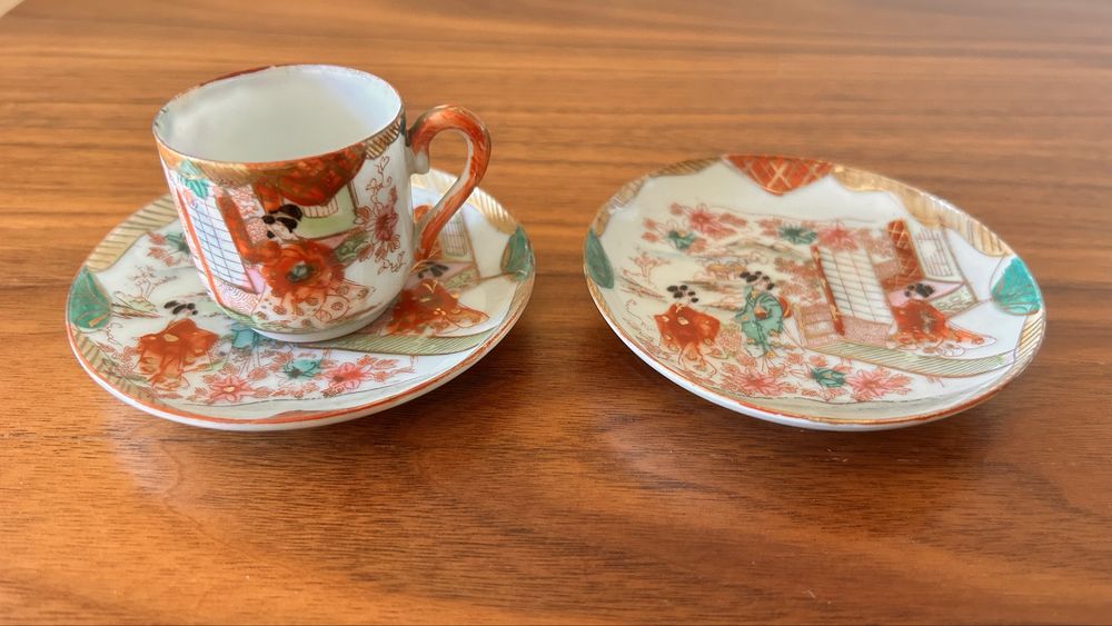 Chávena de café + 2 pratos. Porcelana chinesa, Famille Rose