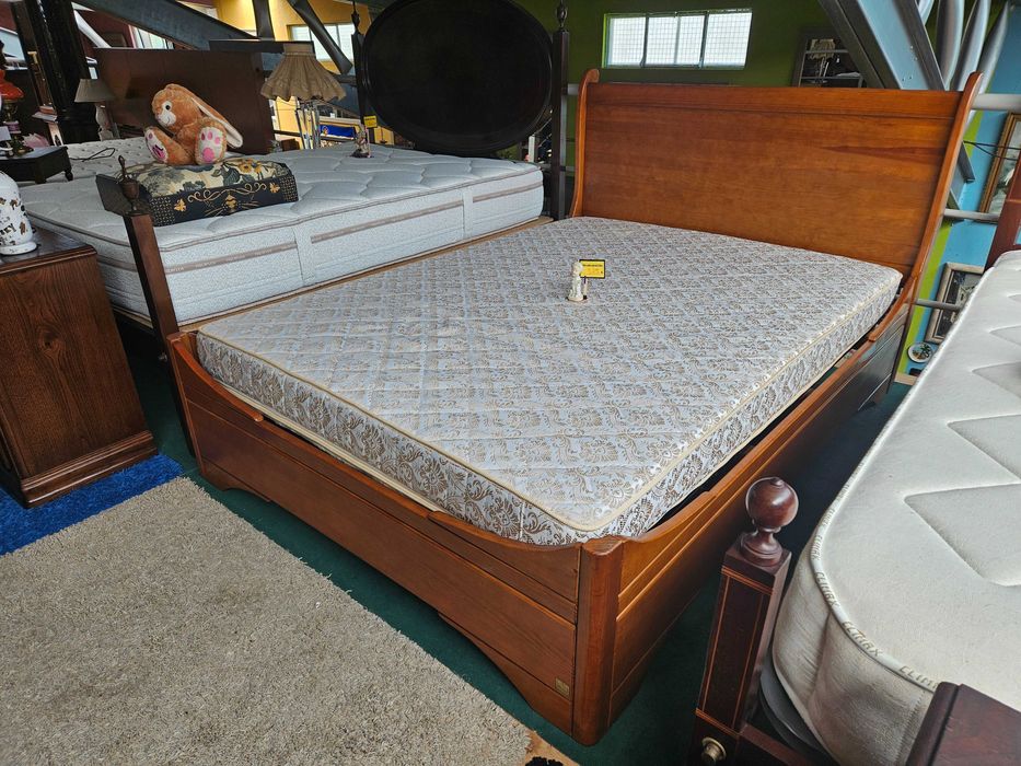 Cama em madeira maciça com estrado e colchão - Muito bom estado geral