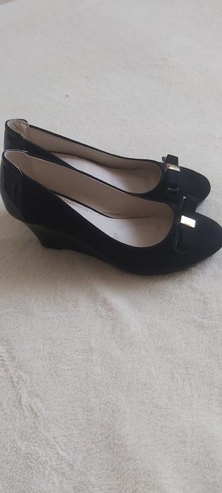 Sprzedam eleganckie nowe buty na koturnie roz.40