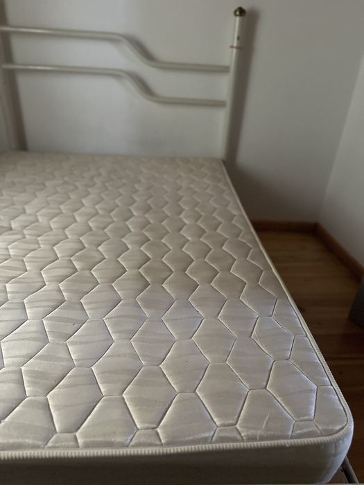 Cama com colchão.