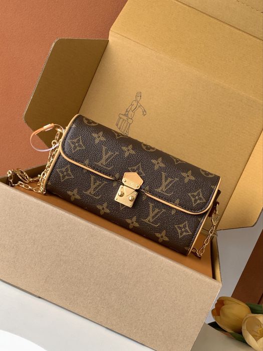 Сумочка в стилі LV