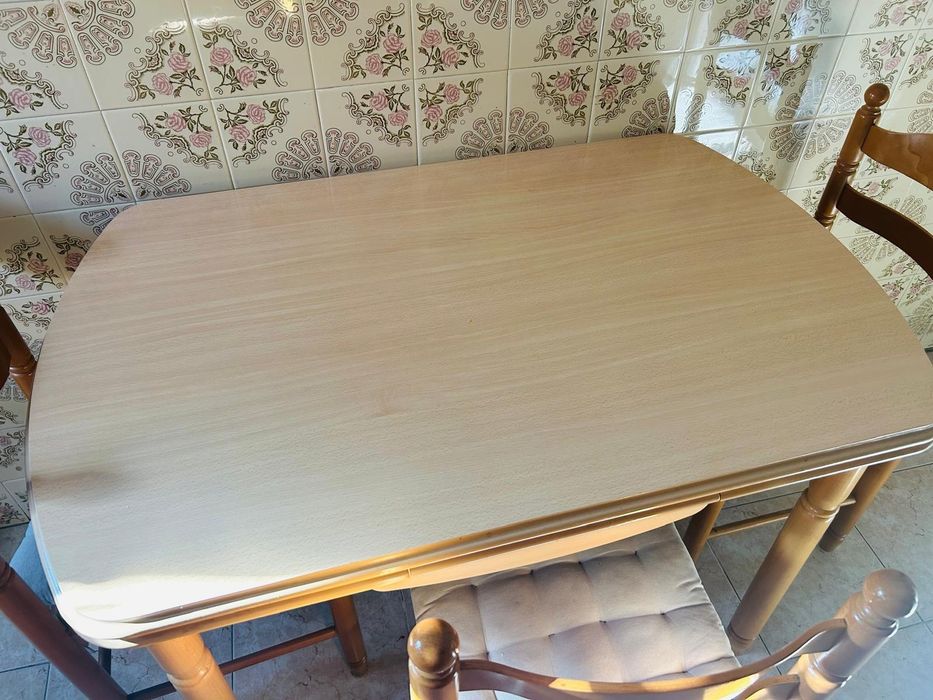 Mesa com 3 cadeiras extensível
