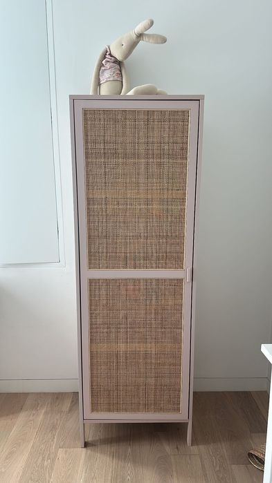 Armário em madeira e palinha