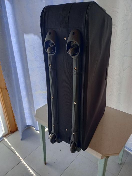 Чемодан на колесиках, тёмно-синего цвета