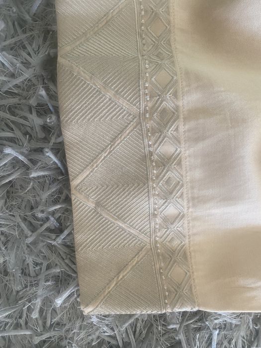 Saia em cetim, com acabamento muito elegante.