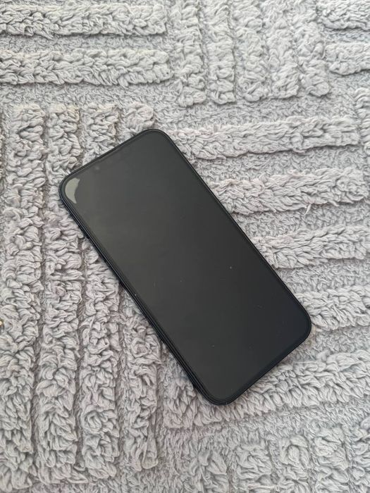 телефон IPhone 13