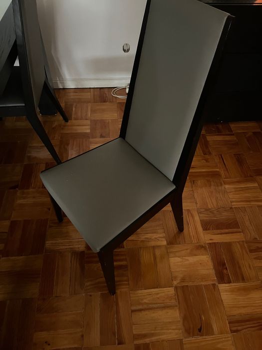 Mesa e cadeiras de sala de jantar