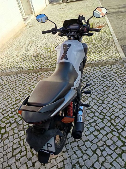 Linda  moto como nova